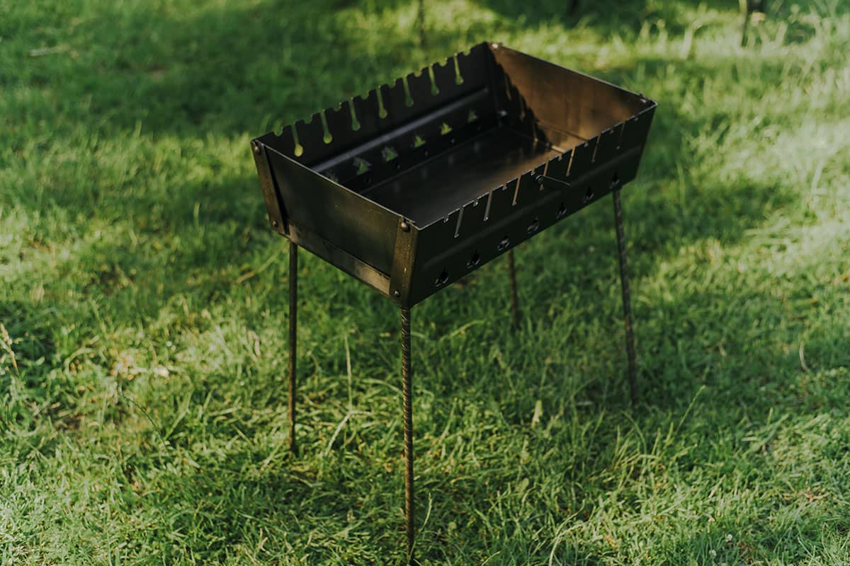 Фото мангала-чемодана BORO на траве